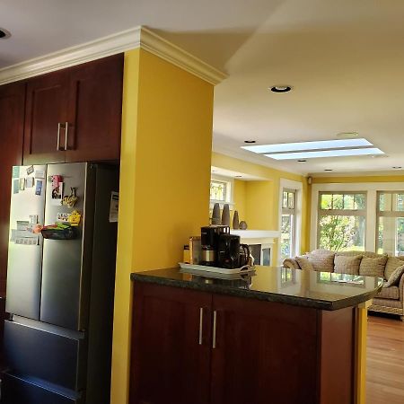 Elegant, Sunny Modern Home With Skylights - Kitsilano, Ванкувер Экстерьер фото